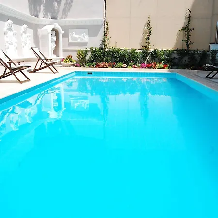 Triana Hotel 3*